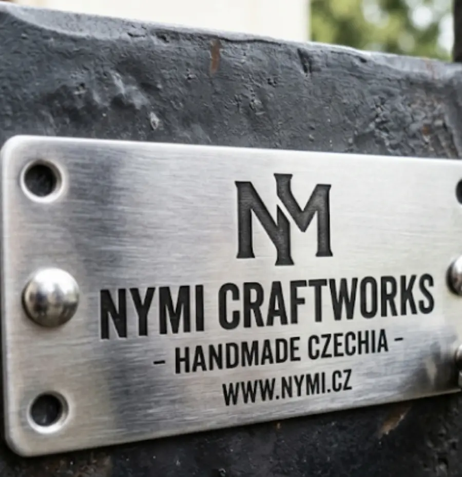 Kovový štítek NYMI Craftworks připevněný na ručně vyrobeném výrobku